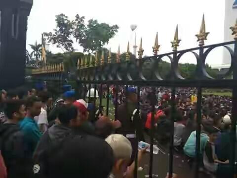 Antrean Tiket Final Sudah Panjang, Ribuan Orang Padati Halaman Makostrad