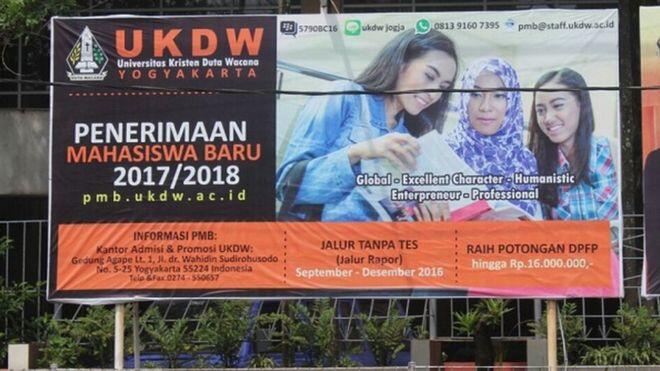 Kisah di balik penurunan baliho mahasiswi berjilbab