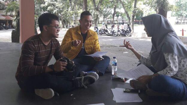 Kisah di balik penurunan baliho mahasiswi berjilbab