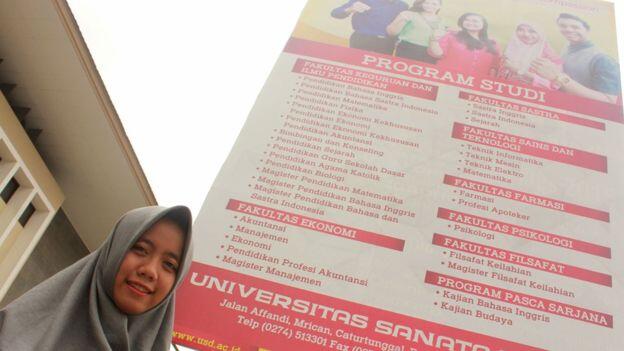 Kisah di balik penurunan baliho mahasiswi berjilbab