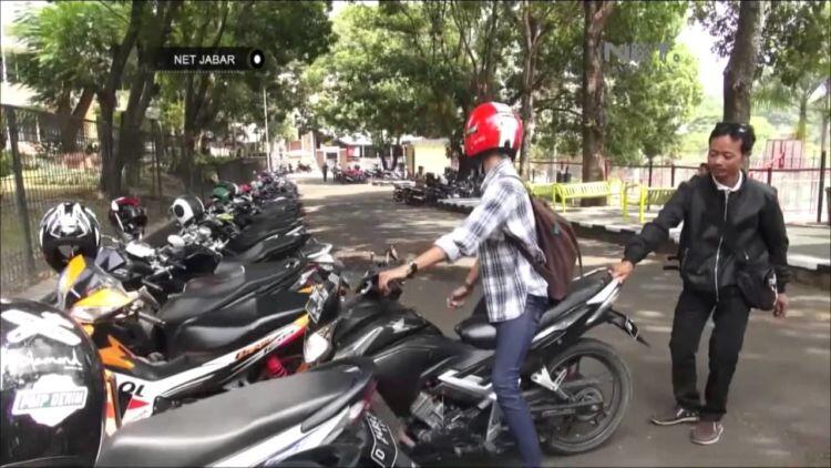 Siapapun Bisa Beramal. Kisah Bang Jack, Tukang Parkir Sukses Dirikan Sekolah Gratis