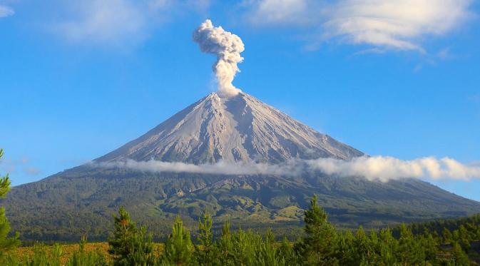 Liburan, 11 Gunung Menakjubkan di Indonesia Ini Patut Dikunjungi