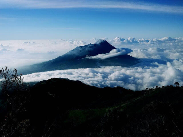 Liburan, 11 Gunung Menakjubkan di Indonesia Ini Patut Dikunjungi