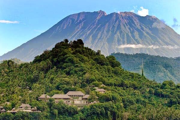 Liburan, 11 Gunung Menakjubkan di Indonesia Ini Patut Dikunjungi