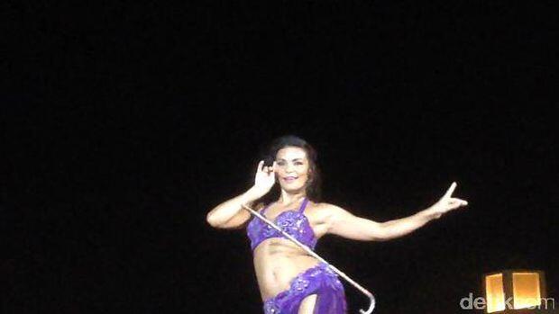 Seksi! Nonton Tari Perut di Gurun Pasir