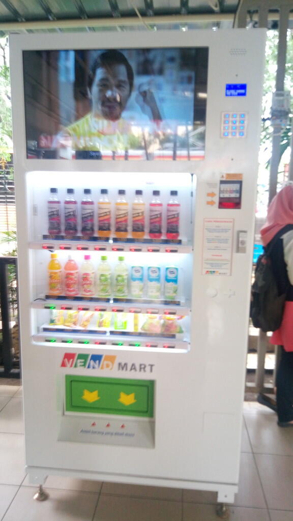 Keluhan Membeli Minuman Dari Vending Machine Di Stasiun Kereta Api Tebet 