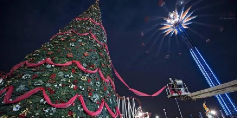 Pebisnis Muslim Irak Pasang Pohon Natal Tertinggi di Baghdad