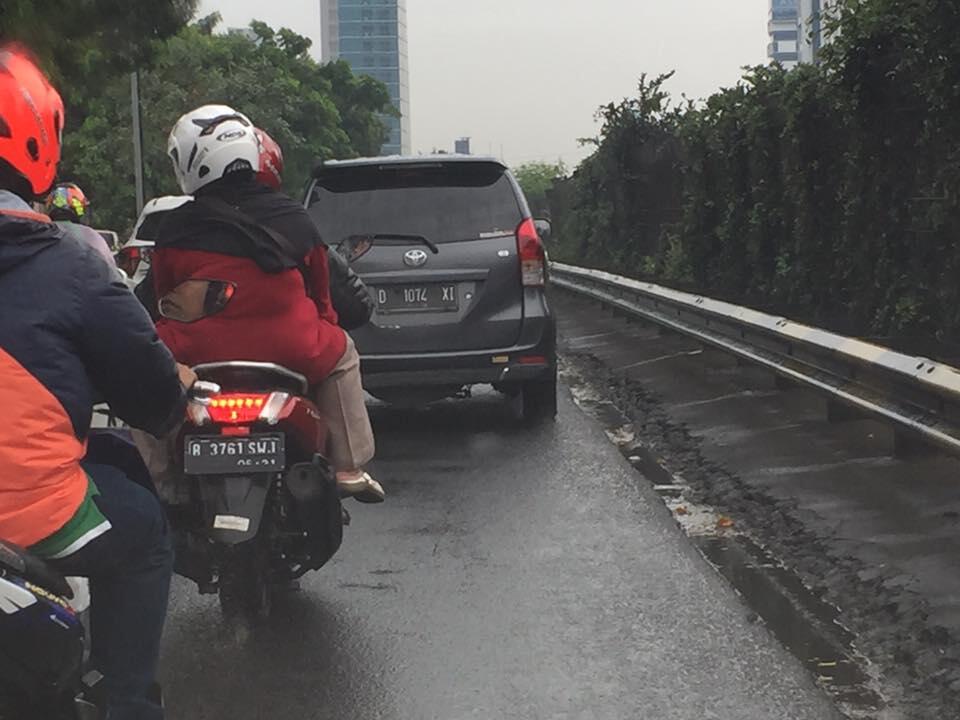 Lapor serempet lari, tidak ada korban tapi mobil rusak