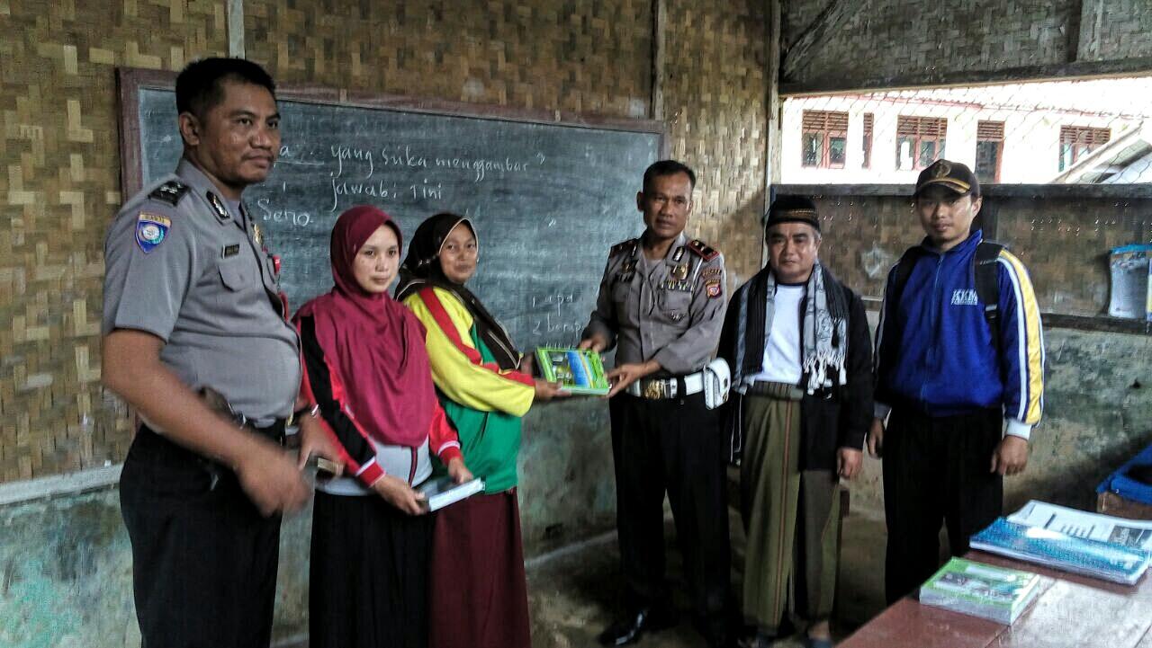 Memprihatinkan, Bangunan Sekolah Ini Berdinding Anyaman Bambu di Cianjur