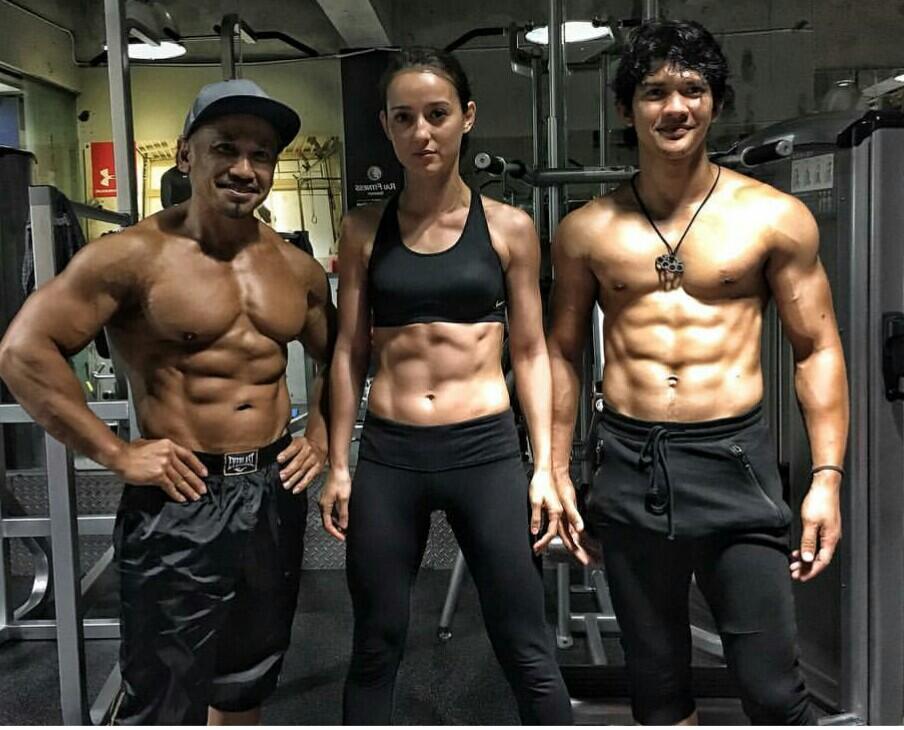 Julie Estelle Pamer Foto Six Pack, Agnez Mo Kalah Kekar?