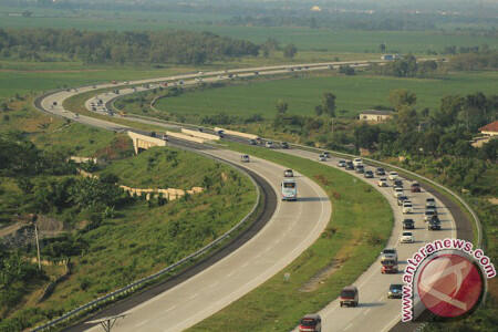 Bahu Jalan Tol Cipali Arah Palimanan Amblas