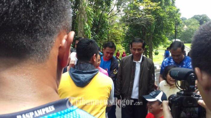 Jalan-jalan di Kebun Raya, Jokowi Dikejar Satu Keluarga yang Ingin Foto Bareng