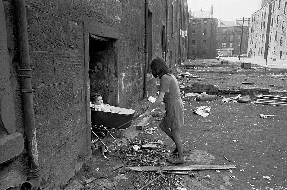 Pemukiman kumuh(Slum)di Glasgow tahun 70 an dengan tikus yang melimpah