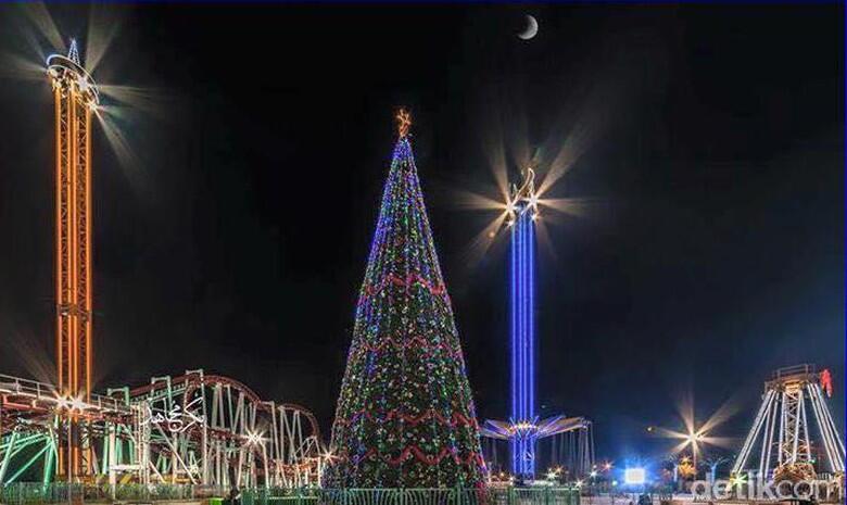 Pengusaha Muslim Irak Jadi Perhatian Dunia karena Bangun Pohon Natal Raksasa