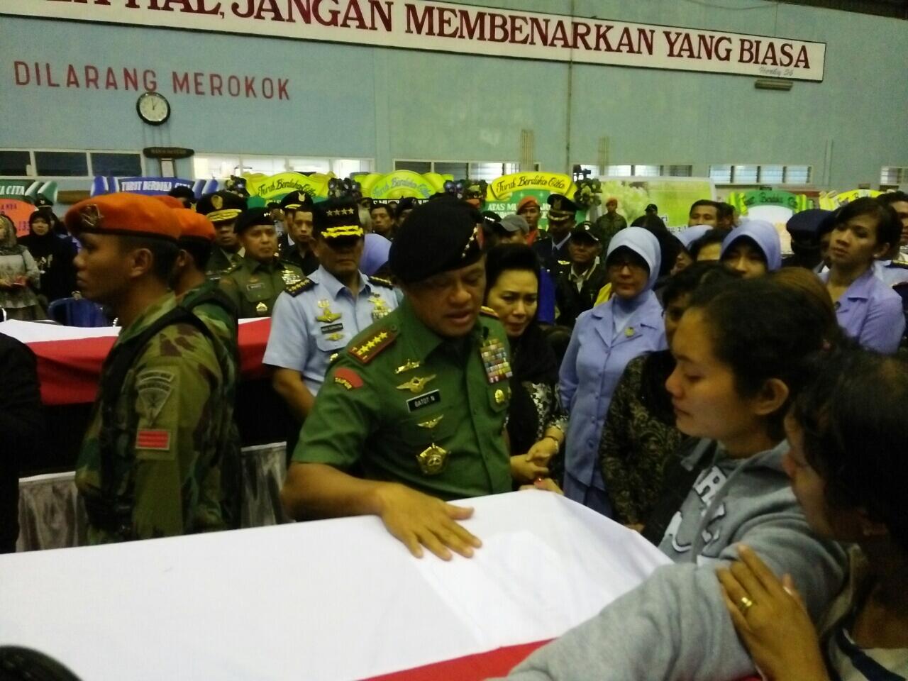 Panglima TNI Beri Penghormatan Terakhir ke 13 Jenazah Korban Hercules