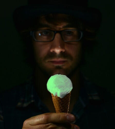 ES KRIM GLOW IN THE DARK
