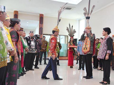 Jokowi Terima Gelar Raja Dayak di Kalteng