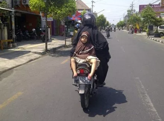 7 Hal yang Sering Dilakukan Orang Kalau Lagi Dibonceng Naik Motor