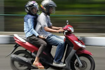 7 Hal yang Sering Dilakukan Orang Kalau Lagi Dibonceng Naik Motor