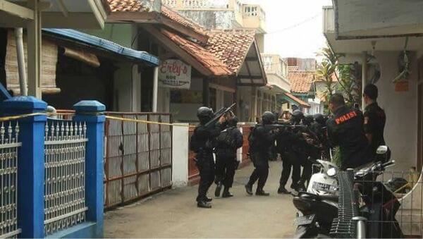 Densus Gerebek Bom Aktif daerah Babakan Tangeel