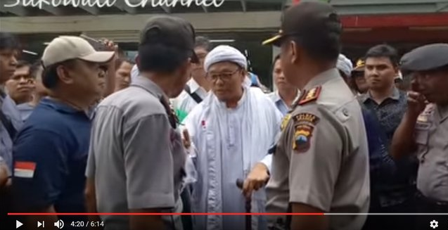 Polisi ini marahi tokoh FPI Sragen saat sweeping atribut Natal