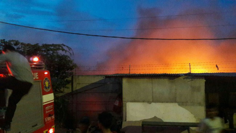 Pabrik Biji Plastik di Bekasi Terbakar, Asap Tebal Membumbung Tinggi