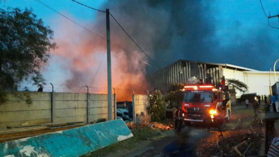 Pabrik Biji Plastik di Bekasi Terbakar, Asap Tebal Membumbung Tinggi
