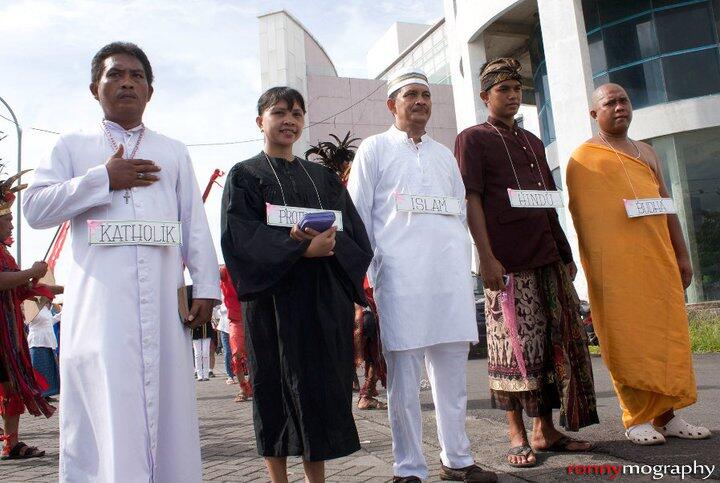 Mari Kita Hormati Yang Merayakan Natal Dengan Cara Sederhana Ini (Oom Bertoleransi)