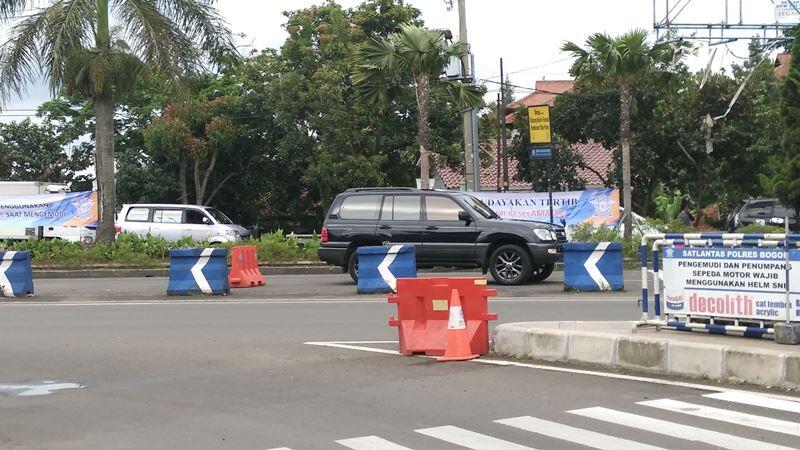 Ngaku Bawa Anggota DPR, Mobil Mewah Coba Terobos Oneway di Puncak