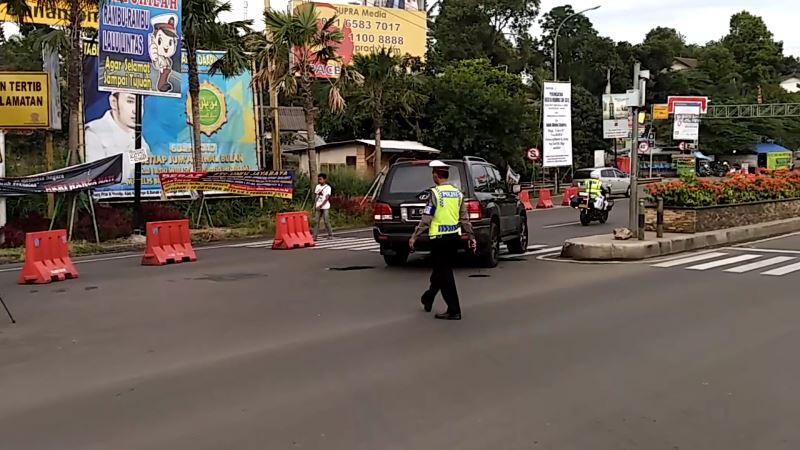 Ngaku Bawa Anggota DPR, Mobil Mewah Coba Terobos Oneway di Puncak