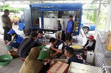 Bulog Bangun Dapur Umum untuk Korban Banjir Bima