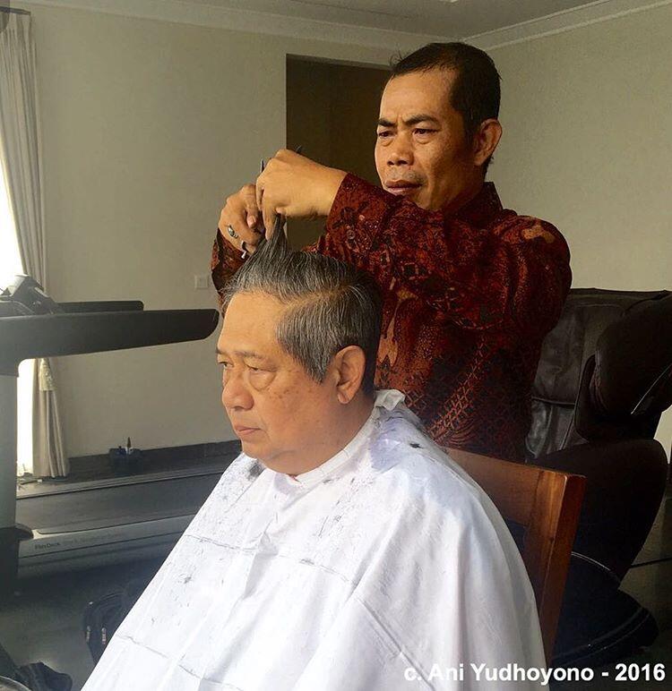 Ibu Ani Unggah Sosok yang Berani Penggang Kepala SBY, Siapa Dia?