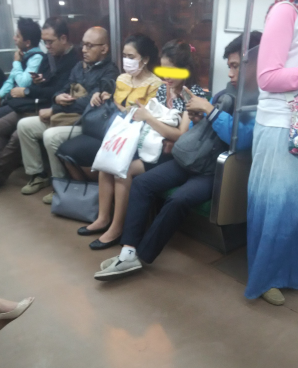 WASPADA, Wanita pakai Rok pendek di KRL (Ane jadi Saksi)