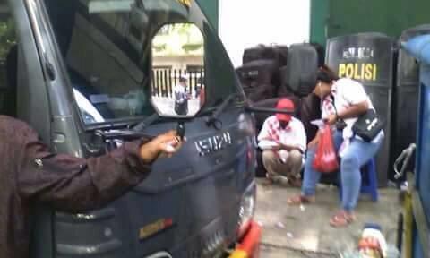 Massa Pendukung Ahok di Pengadilan Cuma Belasan