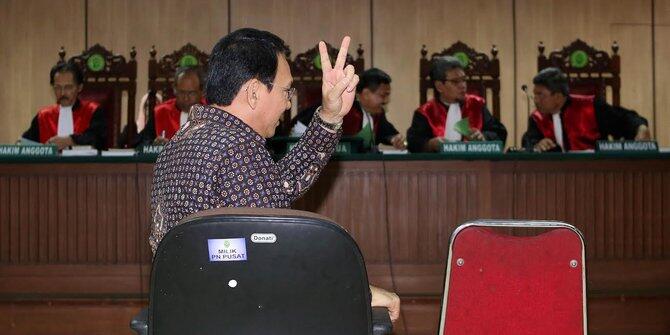 Aksi "Colongan" Ahok Jelang dan Usai Sidang