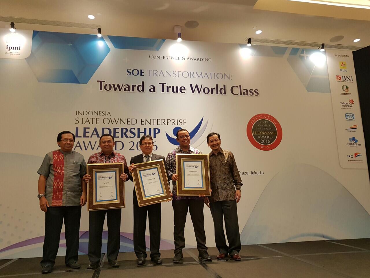 Penghargaan CEO CFO CHCO BUMN terbaik 2016 kerjasama IPMI dan Majalah SWA