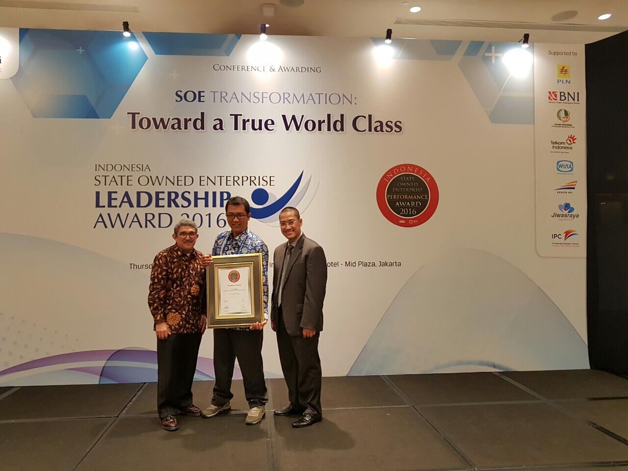 Penghargaan CEO CFO CHCO BUMN terbaik 2016 kerjasama IPMI dan Majalah SWA