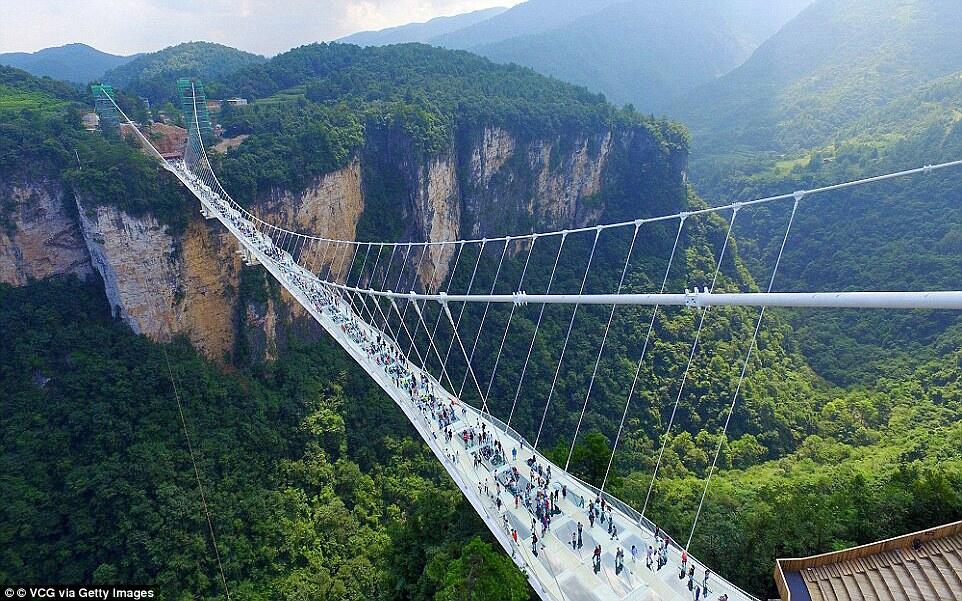 Jembatan biasa aja bikin ngeri kalo tinggi gan, ini jembatannya dibuat dari kaca