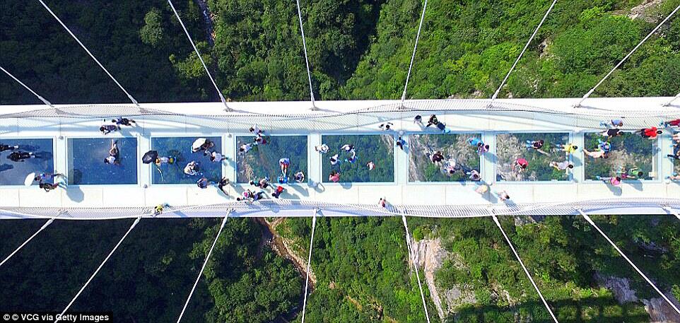 Jembatan biasa aja bikin ngeri kalo tinggi gan, ini jembatannya dibuat dari kaca