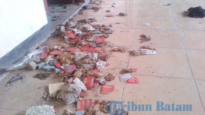 WADUH! Kondom Berserakan di Bekas Kompleks Tahu Sumedang Sagulung
