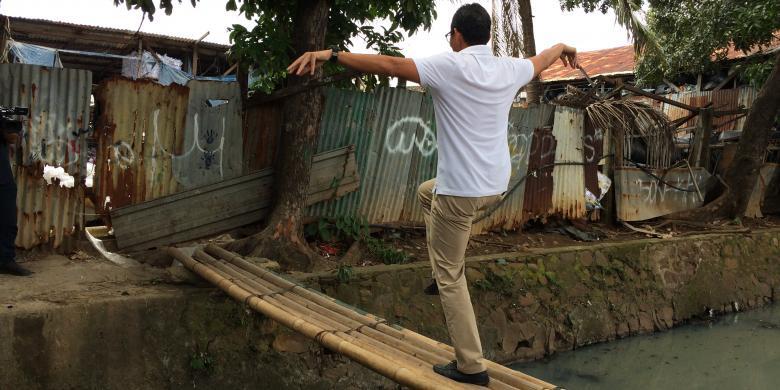 Saat Sandiaga Berdiri dengan Satu Kaki di Atas Jembatan Bambu