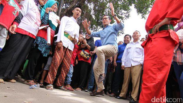 Saat Sandiaga Berdiri dengan Satu Kaki di Atas Jembatan Bambu