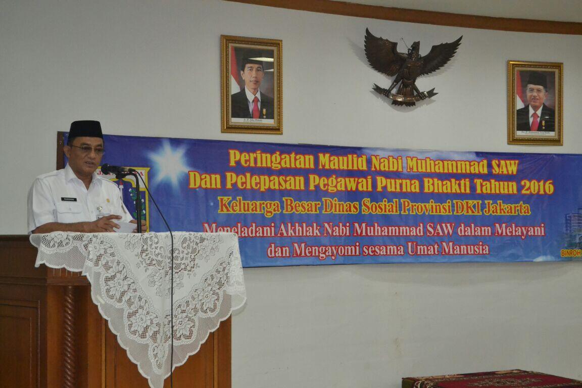Dinsos DKI Berikan Cenderamata untuk Pegawai Purna Bakti