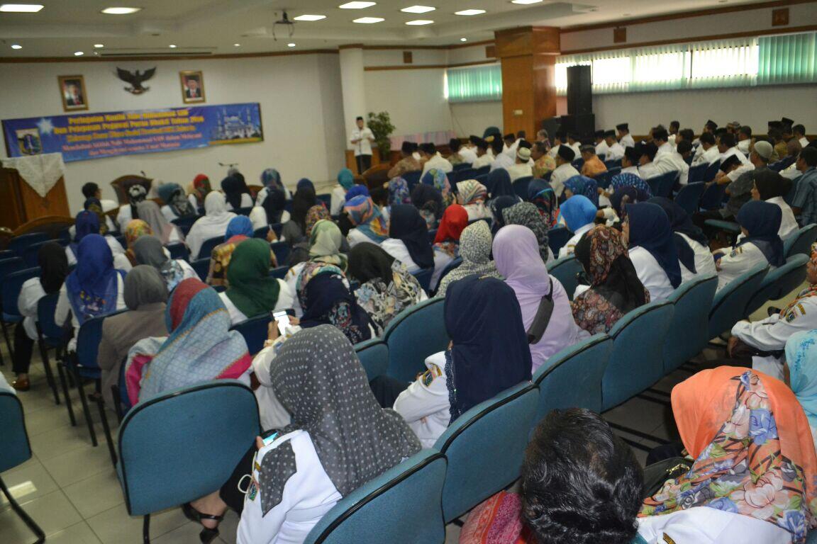 Dinsos DKI Berikan Cenderamata untuk Pegawai Purna Bakti