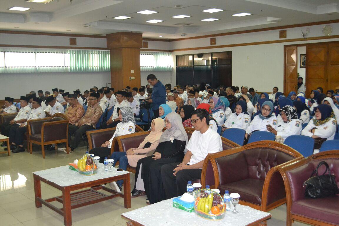 Dinsos DKI Berikan Cenderamata untuk Pegawai Purna Bakti