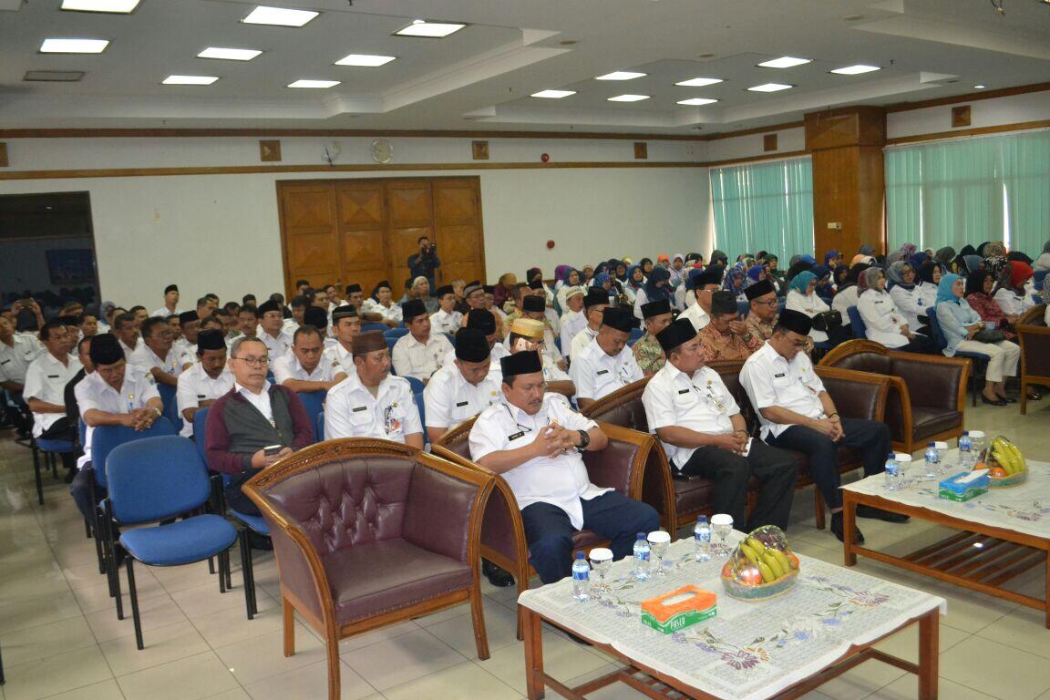 Dinsos DKI Berikan Cenderamata untuk Pegawai Purna Bakti