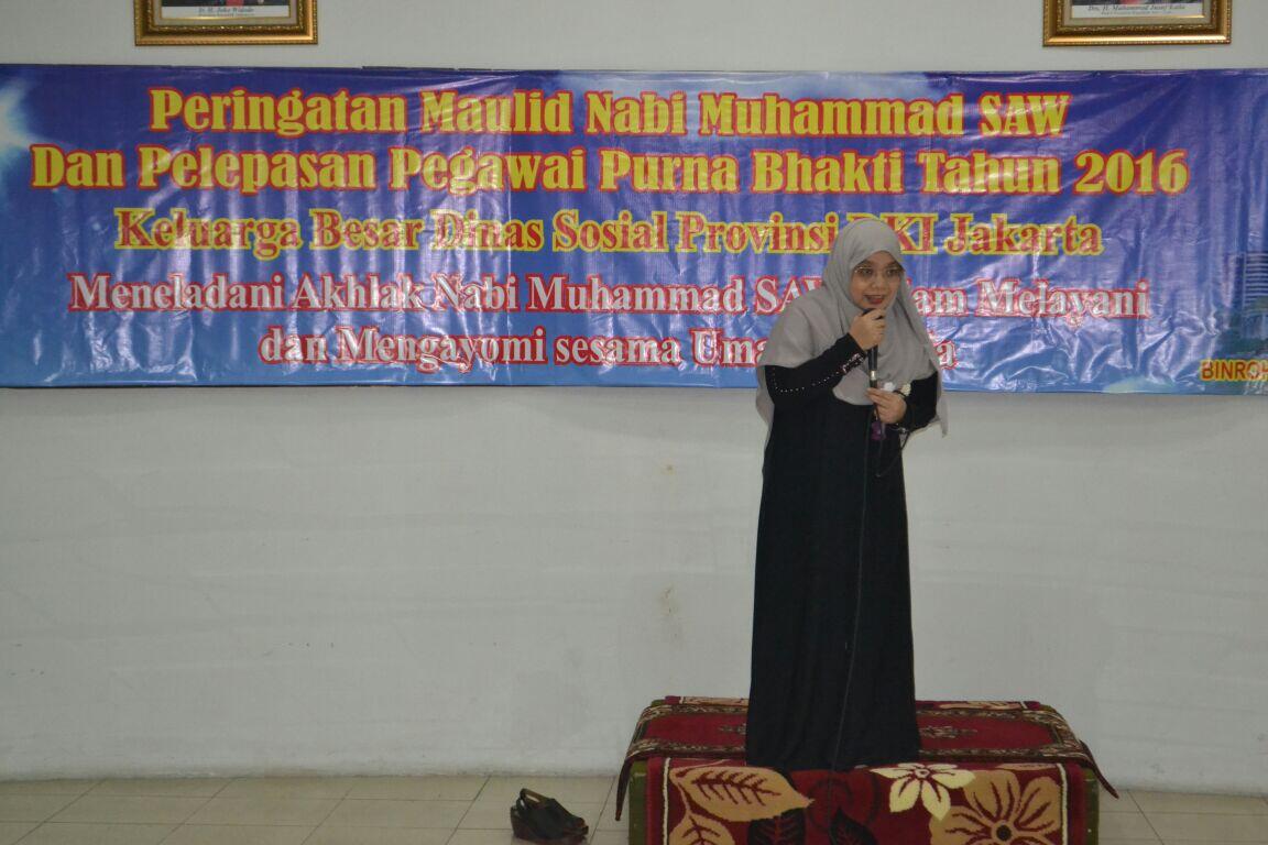 Dinsos DKI Berikan Cenderamata untuk Pegawai Purna Bakti