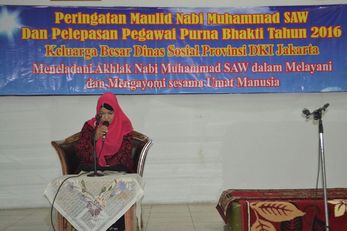 Dinsos DKI Berikan Cenderamata untuk Pegawai Purna Bakti
