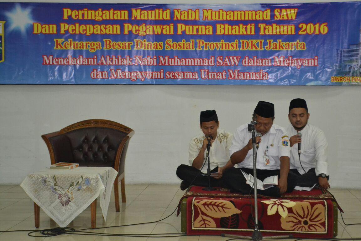 Dinsos DKI Berikan Cenderamata untuk Pegawai Purna Bakti