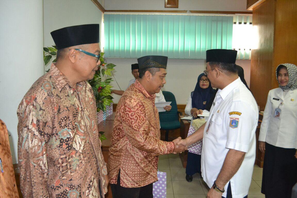 Dinsos DKI Berikan Cenderamata untuk Pegawai Purna Bakti
